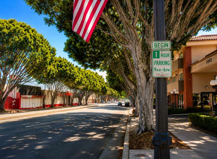 Tree-lined Colorado Blvd near Hyland Inn Pasadena